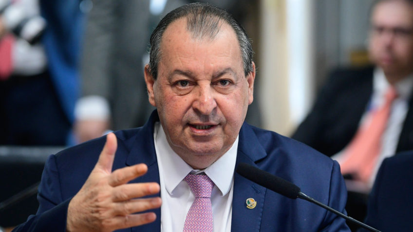 Omar Aziz aponta 14º salário para beneficiados com isenção de Imposto de Renda aprovado no Senado