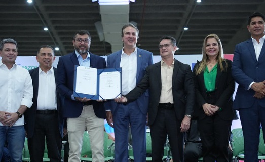 Prefeito assina termo para adesão do programa ‘Amazonas + Alfabetizado’ em escolas municipais, com a presença do ministro da Educação Camilo Santana