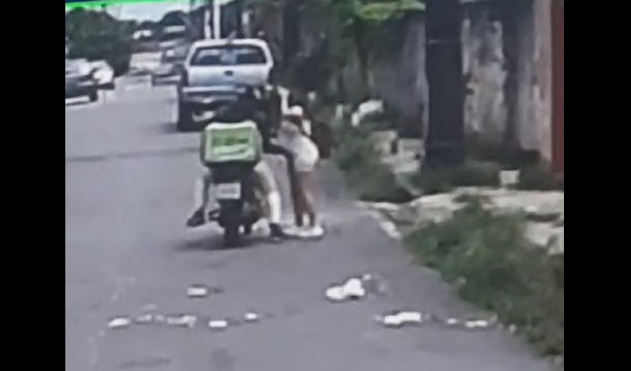 VÍDEO: Taradão é flagrado tocando nas partes íntima de jovem em rua no bairro Dom Pedro