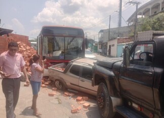 VÍDEO: Crianças soltam freio e causam acidente com ônibus no bairro Nova Vitória