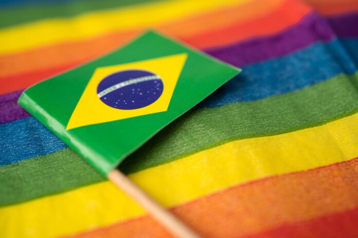 3168861-brazil-flag-with-rainbow-background-lgbt-symbol-gratis-foto