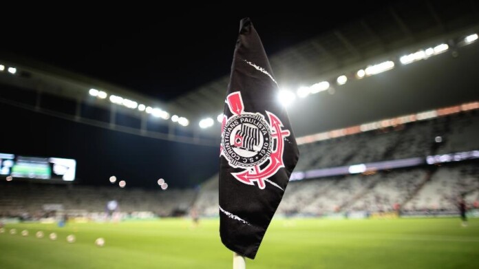 bandeira-de-escanteio-da-neo-quimica-arena-casa-do-corinthians-1643155602014_v2_900x506