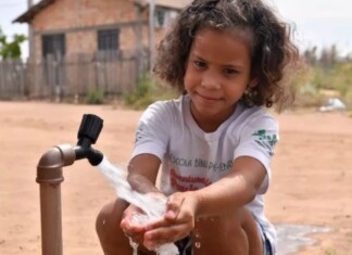 Cerca de 12 milhões de crianças e adolescentes vivem sem esgoto, alerta UNICEF