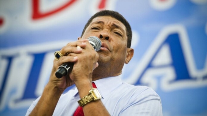 culto-do-pastor-valdemiro-santiago-ex-universal-agora-da-igreja-mundial-do-poder-de-deus-justica-manda-pastor-valdemiro-devolver-passaporte-diplomatico-1474486389097_900x506