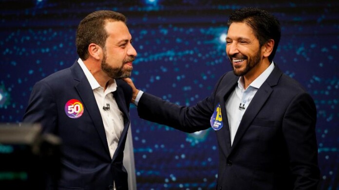 ricardo-nunes-e-guilherme-boulos-se-abracam-durante-debate-da-band-1728962704984_v2_900x506