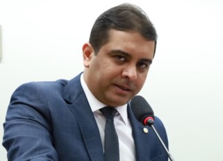 Apenas um entre os 93 deputados do PL assinou a PEC pelo fim da escala 6X1