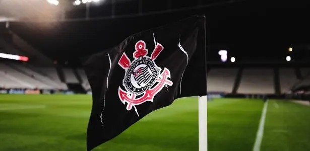 bandeira-de-escanteio-com-o-escudo-do-corinthians-na-neo-quimica-arena-1633475915337_v2_615x300