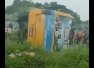 VÍDEO: Micro-ônibus “amarelinho” capota em Manaus e fica atravessado no meio de avenida