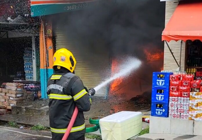 CBMAM_INCENDIO-EM-AREA-COMERCIAL-NO-JORGE-TEIXEIRA_1