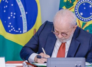 Governo Lula anuncia MP para reajustar salários de servidores públicos em 27% até 2026