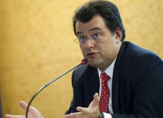 Senadores aproveitam reforma e emplacam R$ 3,5 bi para refinaria em Manaus