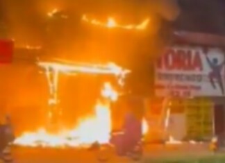 Incêndio de grandes proporções atinge Supermercado Vitória na avenida Torquato Tapajós em Manaus