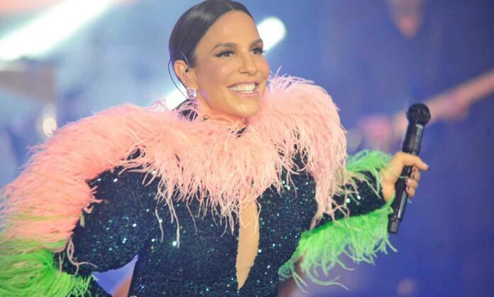 ivete-sangalo-maquiada-e-com-o-cabelo-preso-sorri-durante-show_1_53847