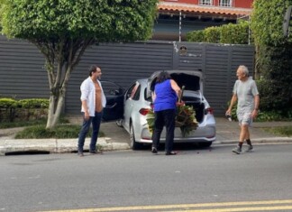 Mulher é detida por ofensas racistas a agente da Polícia Federal na frente da casa de Lula