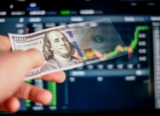 Moeda americana bate recorde e tem maior alta em 30 anos de real