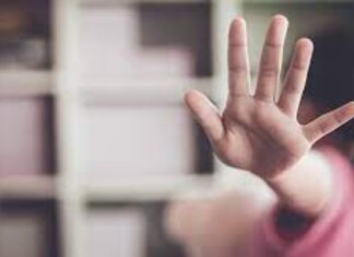 Homem é preso por abusar sexualmente de menina de 7 anos na frente da mãe da vítima