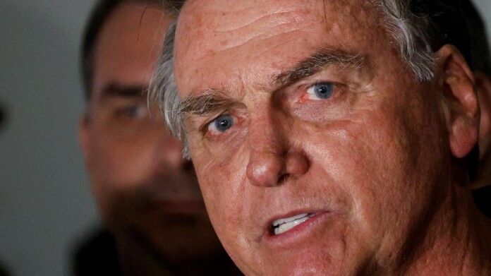 o-ex-presidente-jair-bolsonaro-fala-com-reporteres-no-aeroporto-de-brasilia-1732750325660_v2_900x506