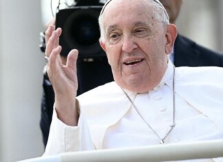 Vaticano: Papa está crítico, mas sem piora pelo 4º dia seguido