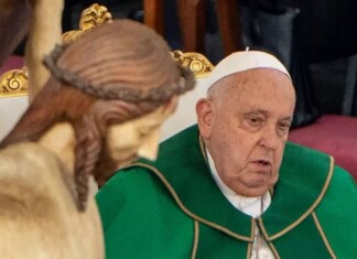 Papa Francisco permanece em estado crítico, mas com quadro estável