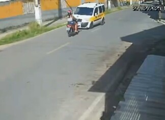 VÍDEO: Motoqueira é arremessada e morre ao bater de frente com van escolar enquanto usava o celular
