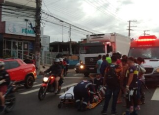 Adolescente de 15 anos é atropelado por motoqueiro imprudente na faixa de pedestres em Manaus