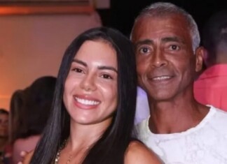 Romário é visto com namorada 30 anos mais jovem e confirma relacionamento