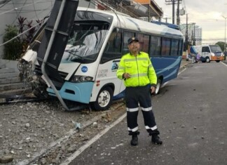 Micro-ônibus desgovernado atinge poste na zona Centro-Sul de Manaus