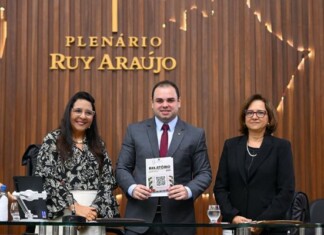 Roberto Cidade recebe da procuradora-geral do Ministério Público, Leda Mara Albuquerque, o Relatório Anual da instituição