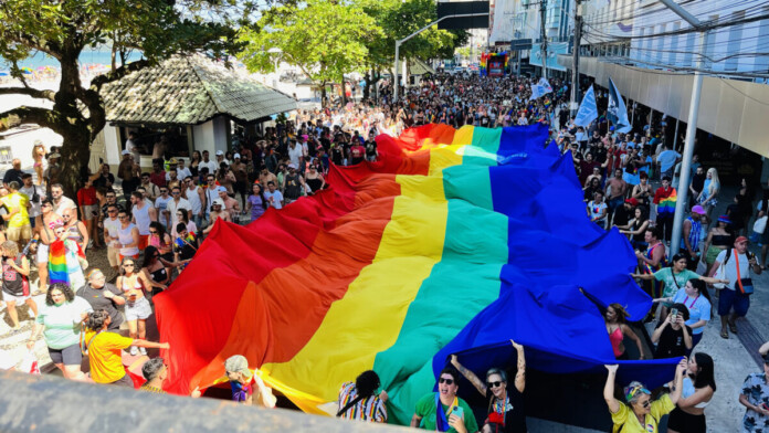 Marcha-pela-Diversidade-leva-10-mil-pessoas-a-Avenida-Atlantica-em-Balneario-Camboriu-Foto-Joao-Pereira-FloripaLGBT-2-1200x675