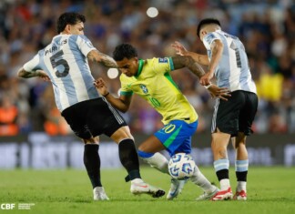 Brasil é atropelado pela Argentina, leva 4 x 1 e escuta “olé” da torcida