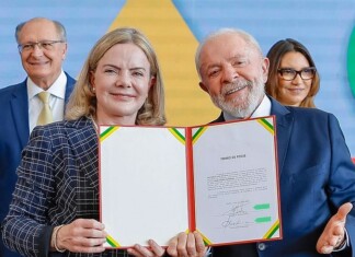 Lula nomeia Gleisi Hoffmann e justifica escolha como forma de aproximar Presidência do Congresso