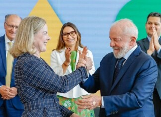 Gleisi defende Lula após polêmica da “mulher bonita”: “Indignada”