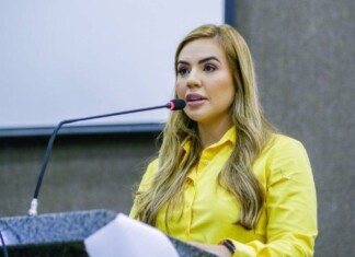 Débora Menezes vira chacota ao propor lei que proíbe artistas em manifestações políticas em shows com verba pública