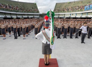 Durante solenidade no Sambódromo, mais de 2,5 mil alunos dos Colégios Militares da Polícia Militar recebem boina escolar