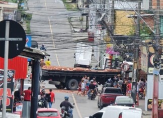 Veículo desgovernado destrói muro de casa e espalha carga na Zona Centro-Sul