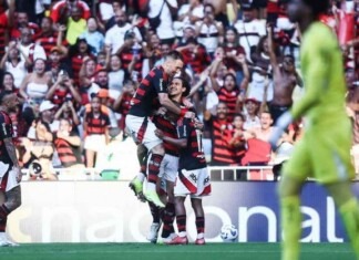 Flamengo goleia Corinthians por 4 a 0 no Maracanã