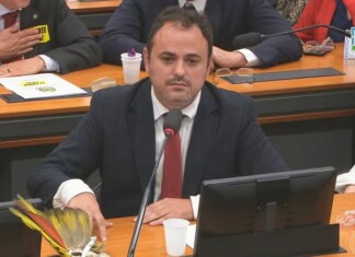 Do PSOL, deputado Glauber Braga inicia greve de fome e passa a noite no plenário da Câmara