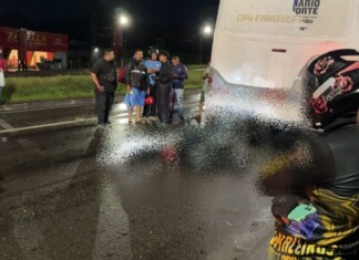 Acidente fatal na Avenida das Torres: moto colide com ônibus e duas pessoas morrem
