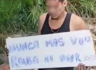 Homem é obrigado a carregar placa e se humilhar após tentar roubar no Viver Melhor