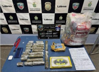 Mulher de 19 anos é presa pela PM comandando boca de fumo no bairro Jorge Teixeira