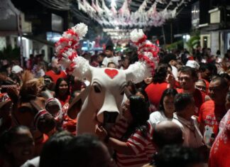 Festival de Parintins 2025: Ladainha do Boi Garantido toma as ruas de Parintins em celebração de fé e tradição