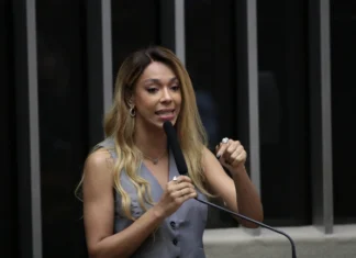 Deputada trans Érika Hilton chama população de Manaus para manifestar-se contra anistia e “PEC da Bandidagem”