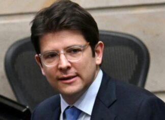 Adolescente acusado de balear presidenciável na Colômbia se diz inocente