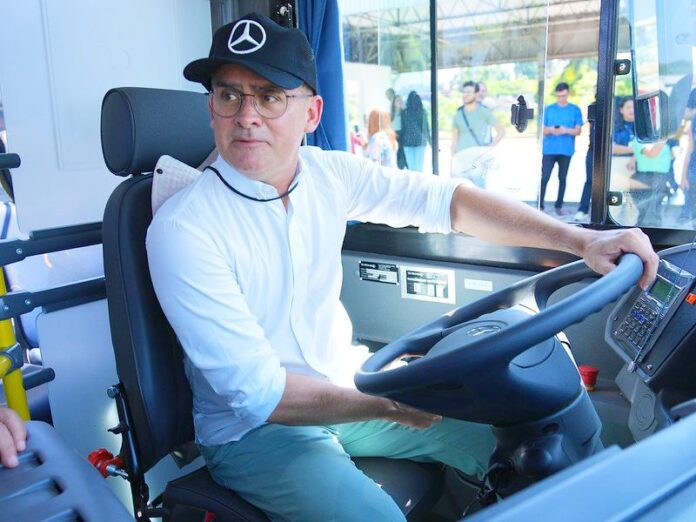 david-almeida-dirigindo-onibus-eletrico