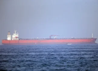 Incêndio atinge petroleiro e cargueiro após colisão na costa iraniana, perto do Estreito de Ormuz