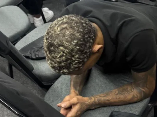 Solto há um dia, MC Poze aparece em culto na Igreja Mananciais no Rio