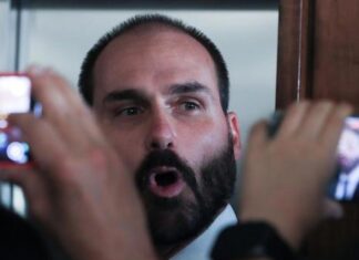 PF decide afastar Eduardo Bolsonaro do cargo de escrivão