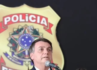 Além de celular, pen drive é apreendido pela PF na residência de Bolsonaro