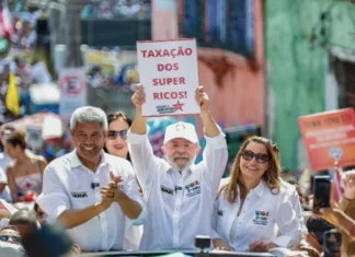 Presidente Lula participa de evento e segura cartaz com a frase “taxação dos super ricos já”