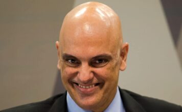 Por ordem de Alexandre de Moraes, PF investiga Flávio Bolsonaro por possível crime contra Luiz Inácio Lula da Silva